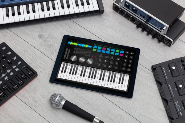 Piano app em tablet e conceito de instrumento musical — Fotografia de Stock