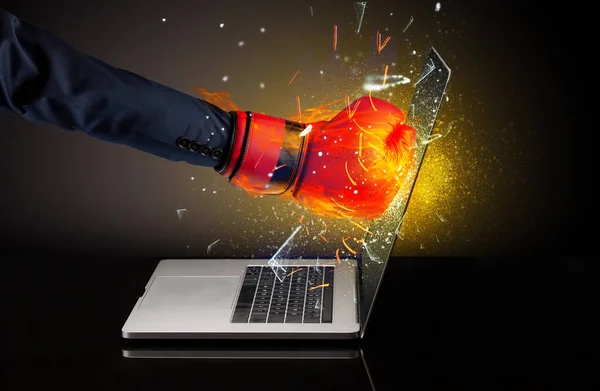 Bränning hand laptop skärm glas som krossas — Stockfoto