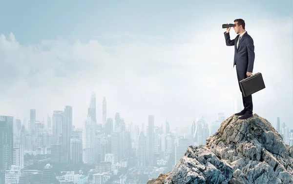 Persona de negocios mirando a la gran ciudad desde la distancia — Foto de Stock