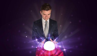 Kristal top eylem ile oturan işadamı