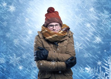 Dondurma sıcak giyim ve kavram kar yağışı içinde çocuk