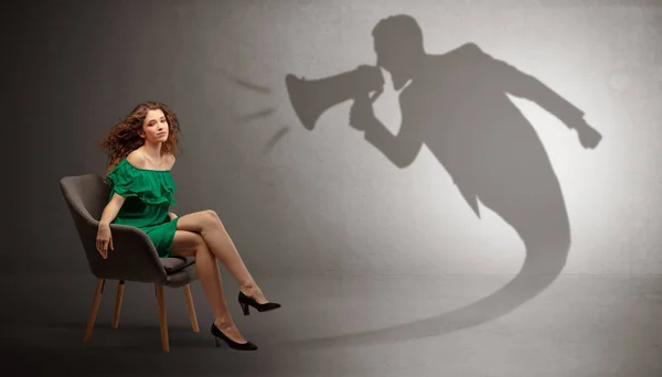 Sombra oscura gritando a dama elegante —  Fotos de Stock