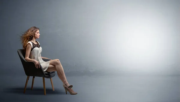 Mujer elegante modelando en un estudio vacío —  Fotos de Stock