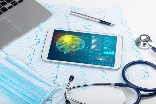 Діагностика на планшеті з концепцією функціональності мозку — стокове фото