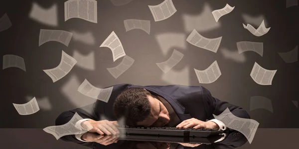 Бізнесмен заснув в офісі з концепцією паперової роботи — стокове фото