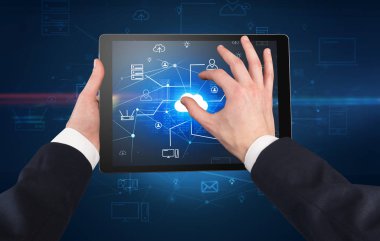Tablet bulut office konseptiyle ilk kişi görünümü