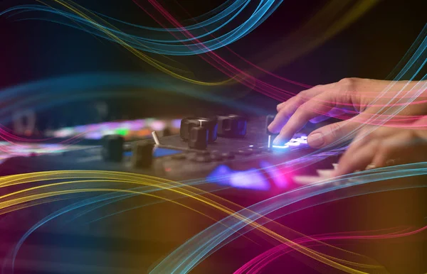 Mixen van muziek op midi-controller met kleurrijke vibe concept — Stockfoto