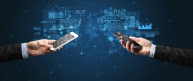 İki iş verilerini eşitlemek için holding smartphones eller