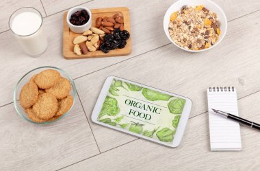 Masada taze yemek var.