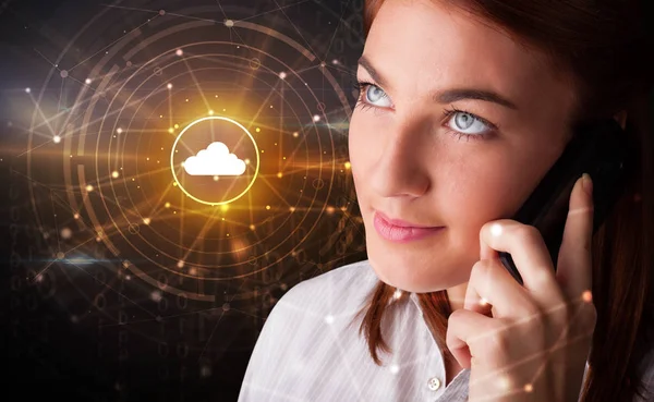 Person telefoniert mit Cloud-Technologie-Konzept — Stockfoto