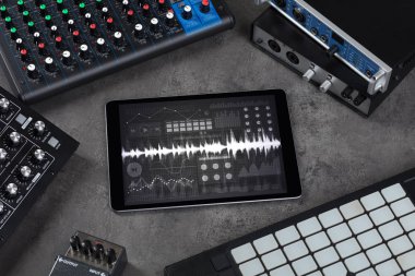 Müzik aletleri ve kayıt uygulaması ile tablet