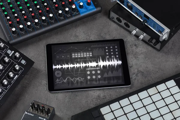 Instrumentos de música e tablet com aplicativo de gravação — Fotografia de Stock