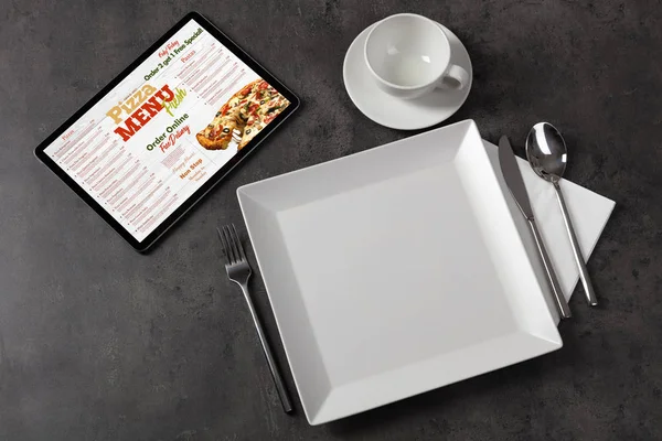 带餐具概念的在线比萨饼菜单 — 图库照片