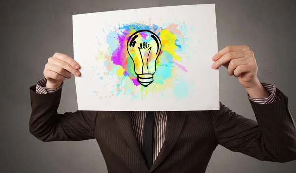 Persona in possesso di una carta con concetto di lampadina colorata — Foto Stock