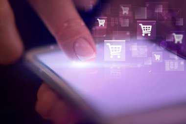 Online alışveriş kavramı ile telefon dokunmak parmak