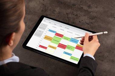 İş kadını zamanlama her programı Tablet