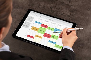 İş kadını tablet raporlarda yapma