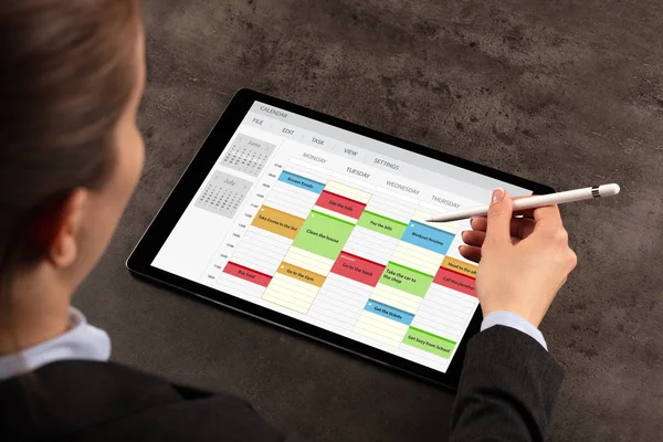 Biznes kobieta zaplanować jej program na tablecie — Zdjęcie stockowe