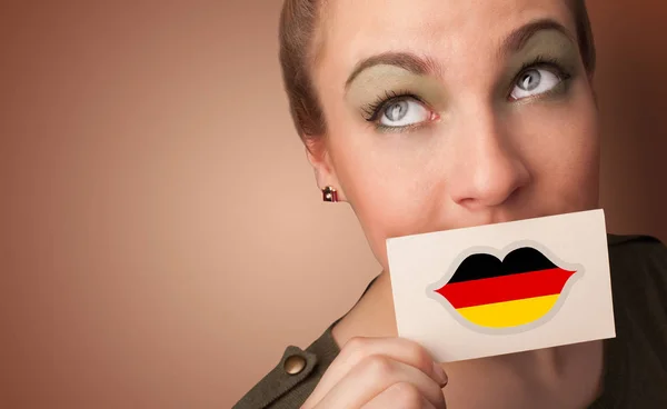 Person som innehar Tyskland flagg kort — Stockfoto