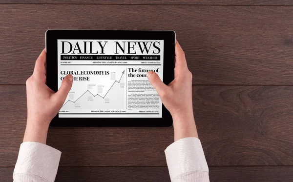 Hand met tablet lezen nieuws — Stockfoto