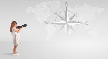 Harita ve pusula kavramı için spyglass bakarak çocuğun