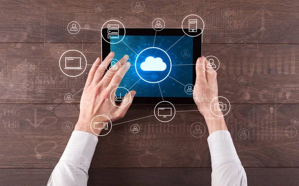 Hand met tablet met gecentraliseerde cloud computing systeemconcept — Stockfoto