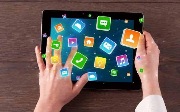 Hand met tablet met bounce toepassing symbolen concept — Stockfoto