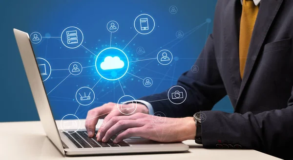 Hand att skriva med cloud technology systemkonceptet — Stockfoto