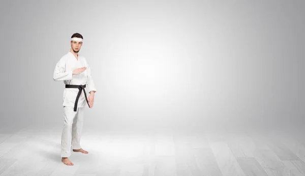 Karate-Trainer kämpft in einem leeren Raum — Stockfoto