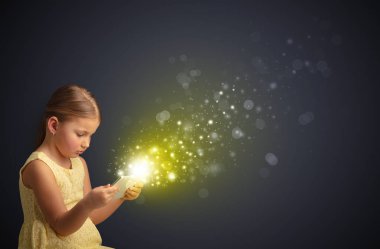 Köpüklü tablete oynayan küçük çocuk