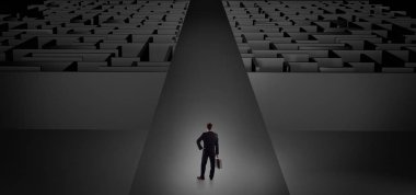 İşadamı düz iki karanlık labirentine üzerinde gidiş