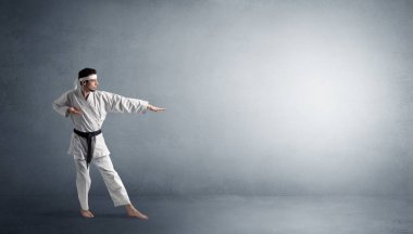 Boş bir alanda mücadele küçük karate adam