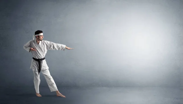 Pequeño karate luchando en un espacio vacío — Foto de Stock