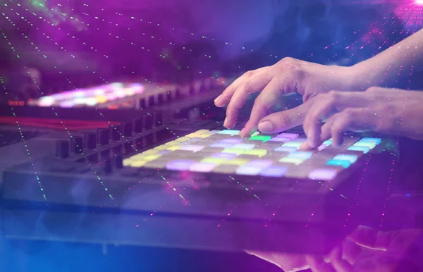 Misturar música no controlador midi com as cores do clube de festa ao redor — Fotografia de Stock