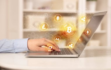 Bitcoin bağlantı ağı ve online kavramı ile dizüstü bilgisayar üzerinde çalışan iş kadın
