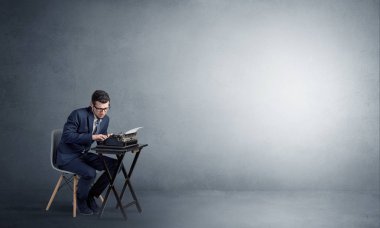 Boş bir alanda çalışkan adam