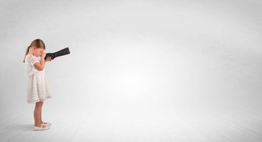 Spyglass boş bir alana bakarak çocuğun