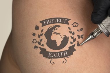 Geri dönüşüm için daha iyi bir çevre kavramı çıplak sırtına dövme