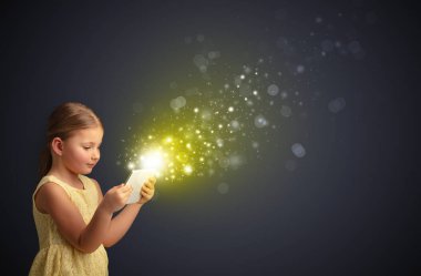 Köpüklü tablete oynayan küçük çocuk