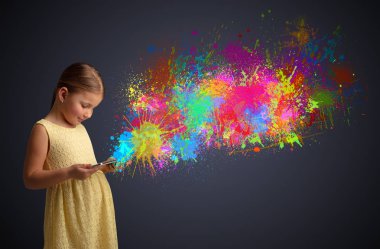 Kız holding tablet renkli sıçrama ile