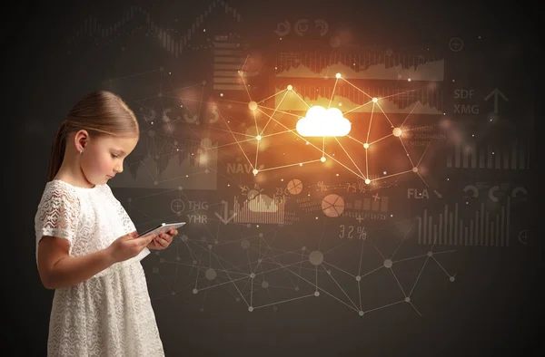 Ragazza che tiene tablet con concetto di tecnologia cloud — Foto Stock