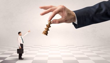 Büyük bir el üzerinde büyük Satrançtaşı karşı mücadele işadamı