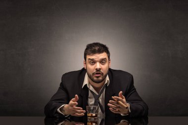 Onun ofisinde kopya alanı ile sarhoş adam