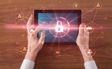 Ağ güvenliği ve online depolama sistemi konsepti ile tablet kullanarak ele