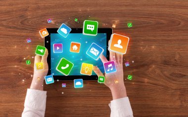 El tablet sıçrama uygulama simgeleri kavramı ile kullanma