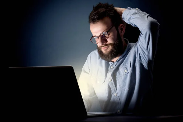 Businessman in the office at night — Stock Photo, Image