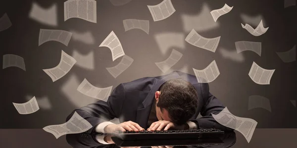 Affärsman somnade på kontoret med pappersarbete koncept — Stockfoto