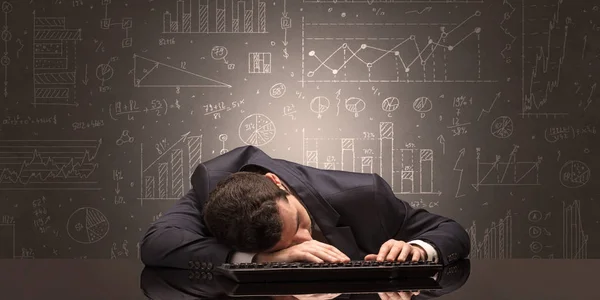 Leraar viel in slaap op zijn werkplek met volledige loting schoolbord concept — Stockfoto