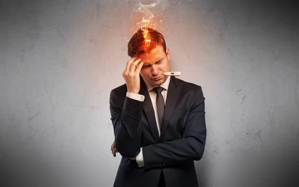 Zieke zakenman met het branden van hoofd concept — Stockfoto