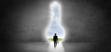 Büyük bir anahtar deliği ayakta işadamı